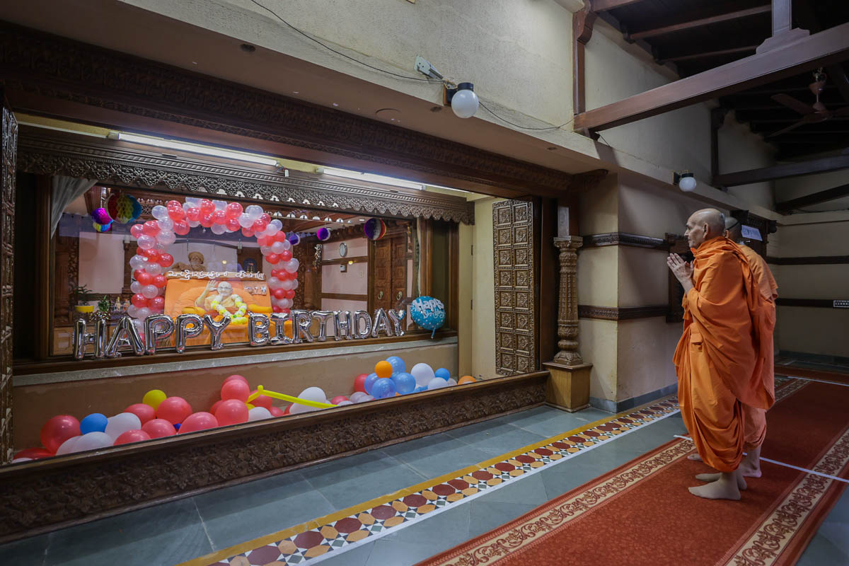 Swamishri engrossed in darshan at the room of Brahmaswarup Pramukh Swami Maharaj