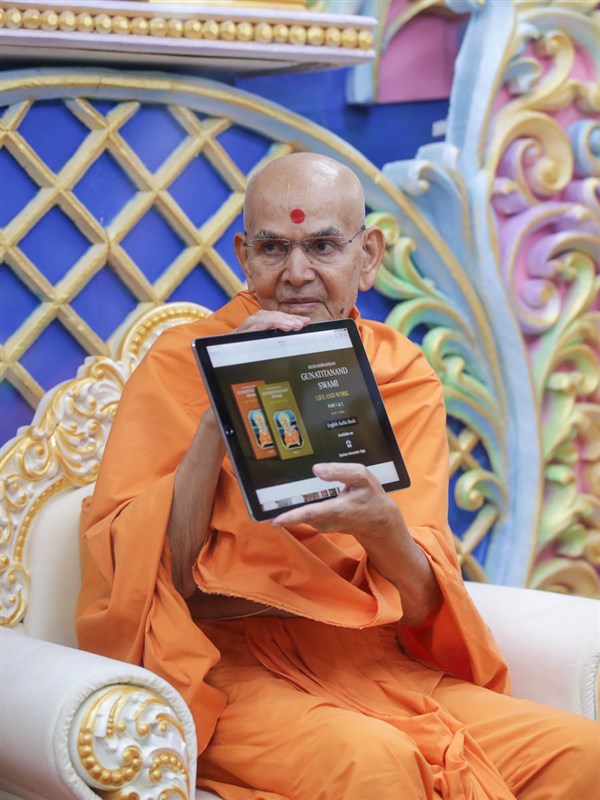Swamishri inaugurates an audio publication 'Aksharbrahman Gunatitanand Swami: Life and Work' audio book