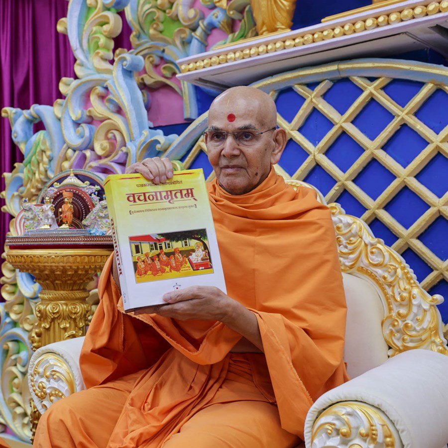 Swamishri inaugurates a print publication: 'Vachanamrut' in Sanskrit