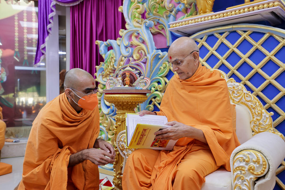 Swamishri observes the Vachanamrut in Sanskrit