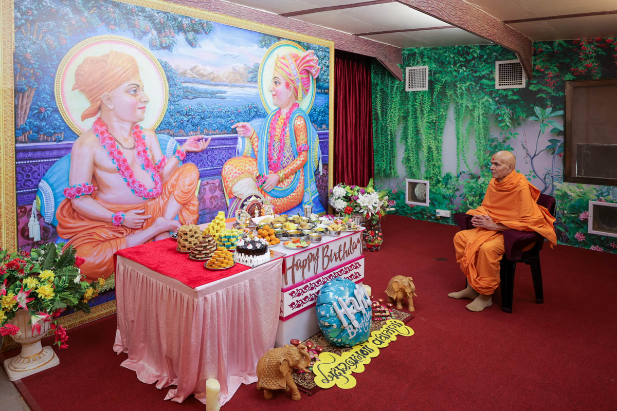 Swamishri sings a thal