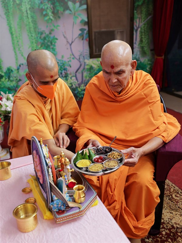 Swamishri offers mukhvas to Shri Harikrishna Maharaj and Shri Gunatitanand Swami