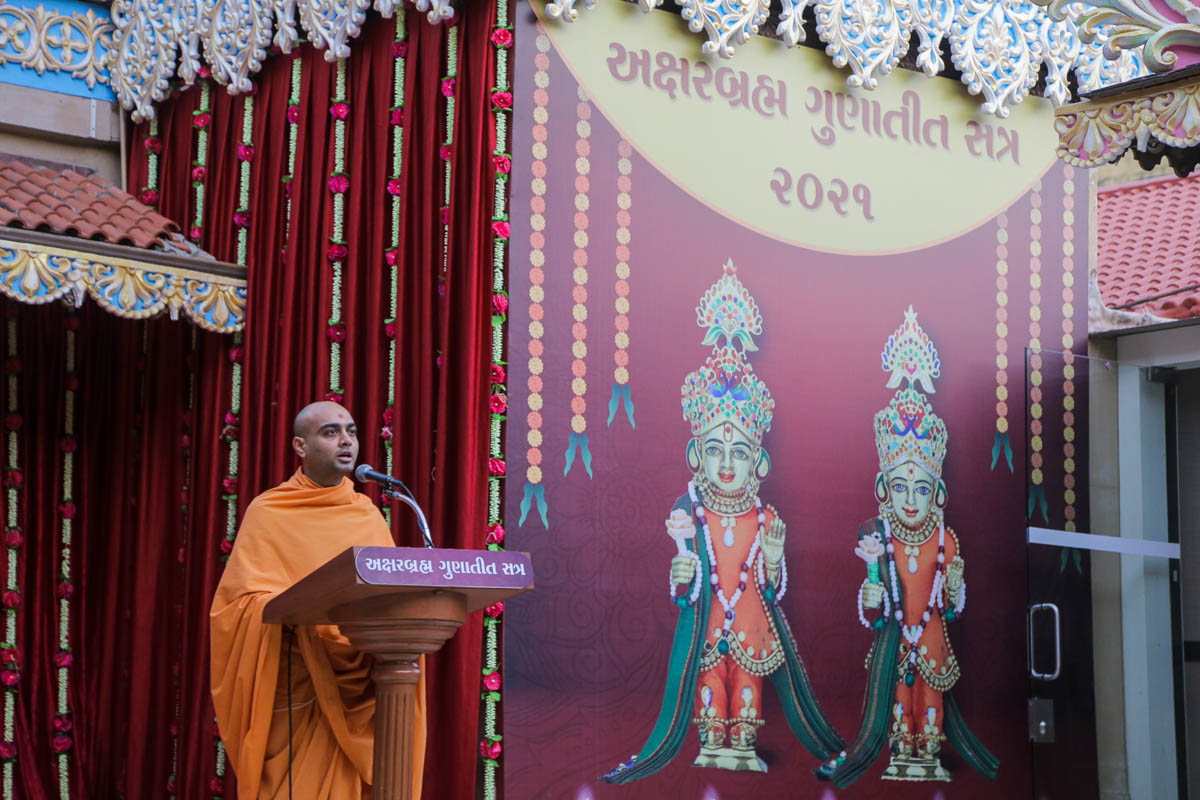 Vedchintan Swami addresses the Aksharbrahma Gunatitanand Swami birth celebration assembly in the evening