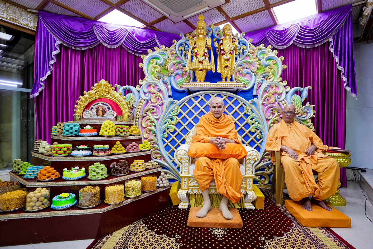 Swamishri and Pujya Swayamprakash Swami (Doctor Swami) during the assembly