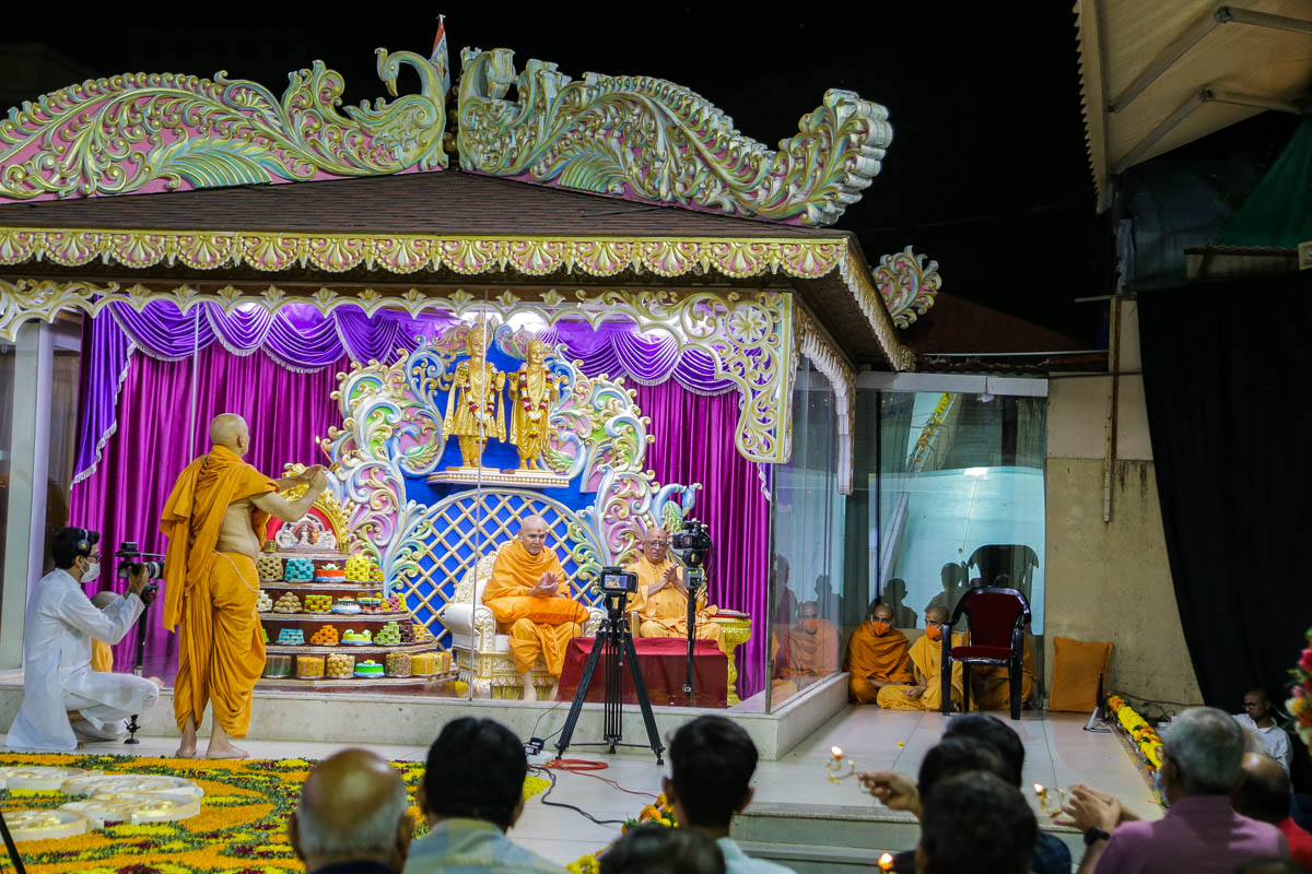 Pujya Viveksagar Swami performs arti during the celebration assembly