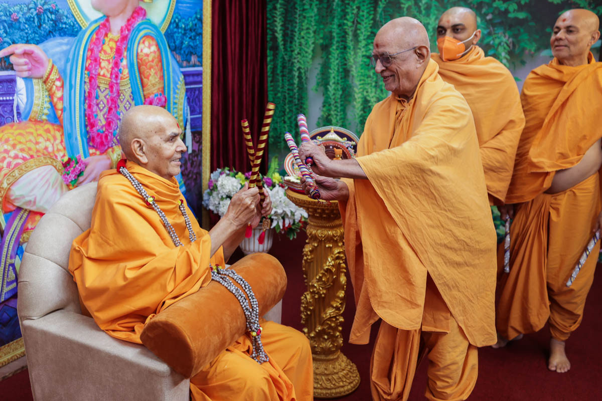 Swamishri plays ras with Pujya Doctor Swami