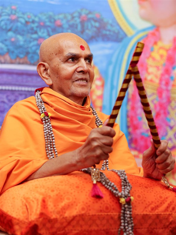 Swamishri plays ras with sadhus