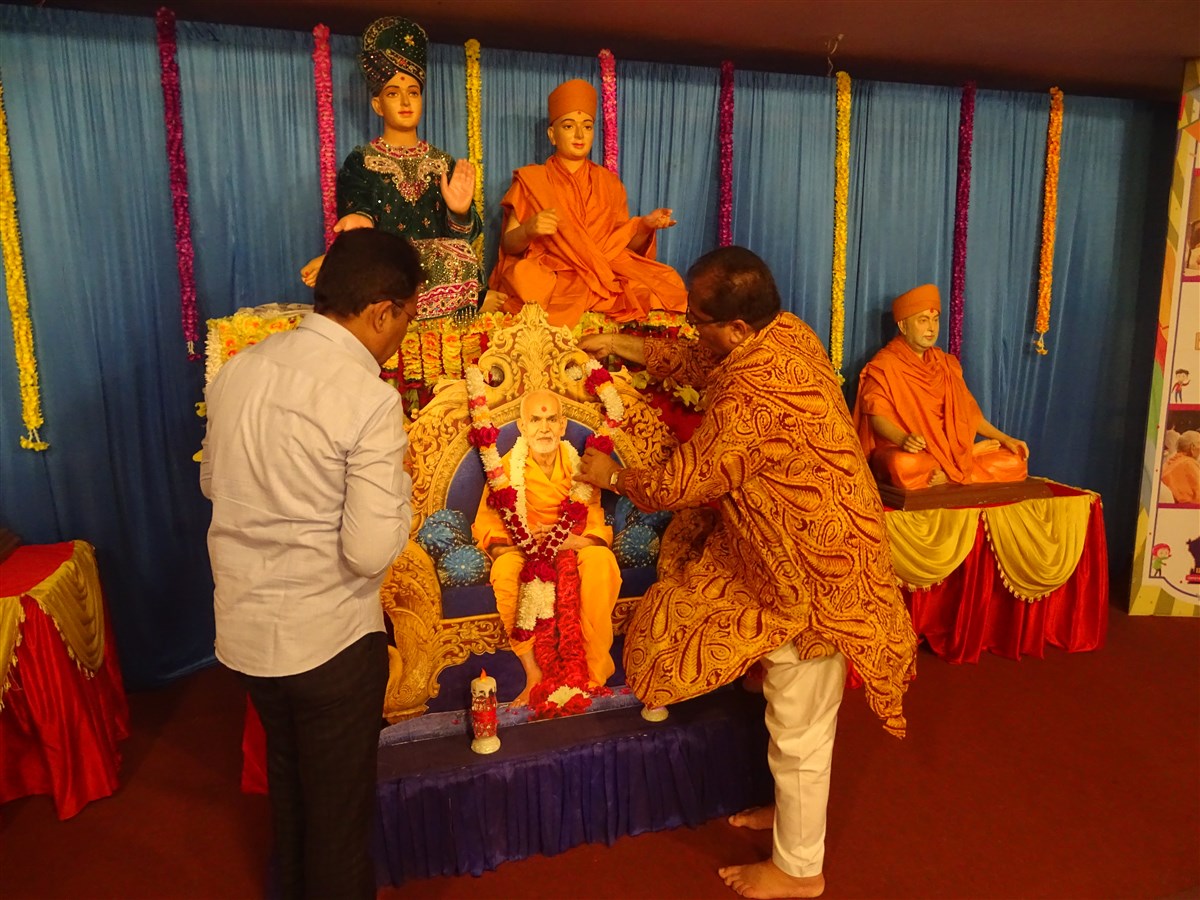 Trustee members honoring Mahant Swami Maharaj 