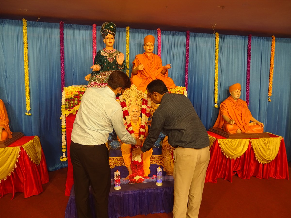 Trustee members honoring Mahant Swami Maharaj