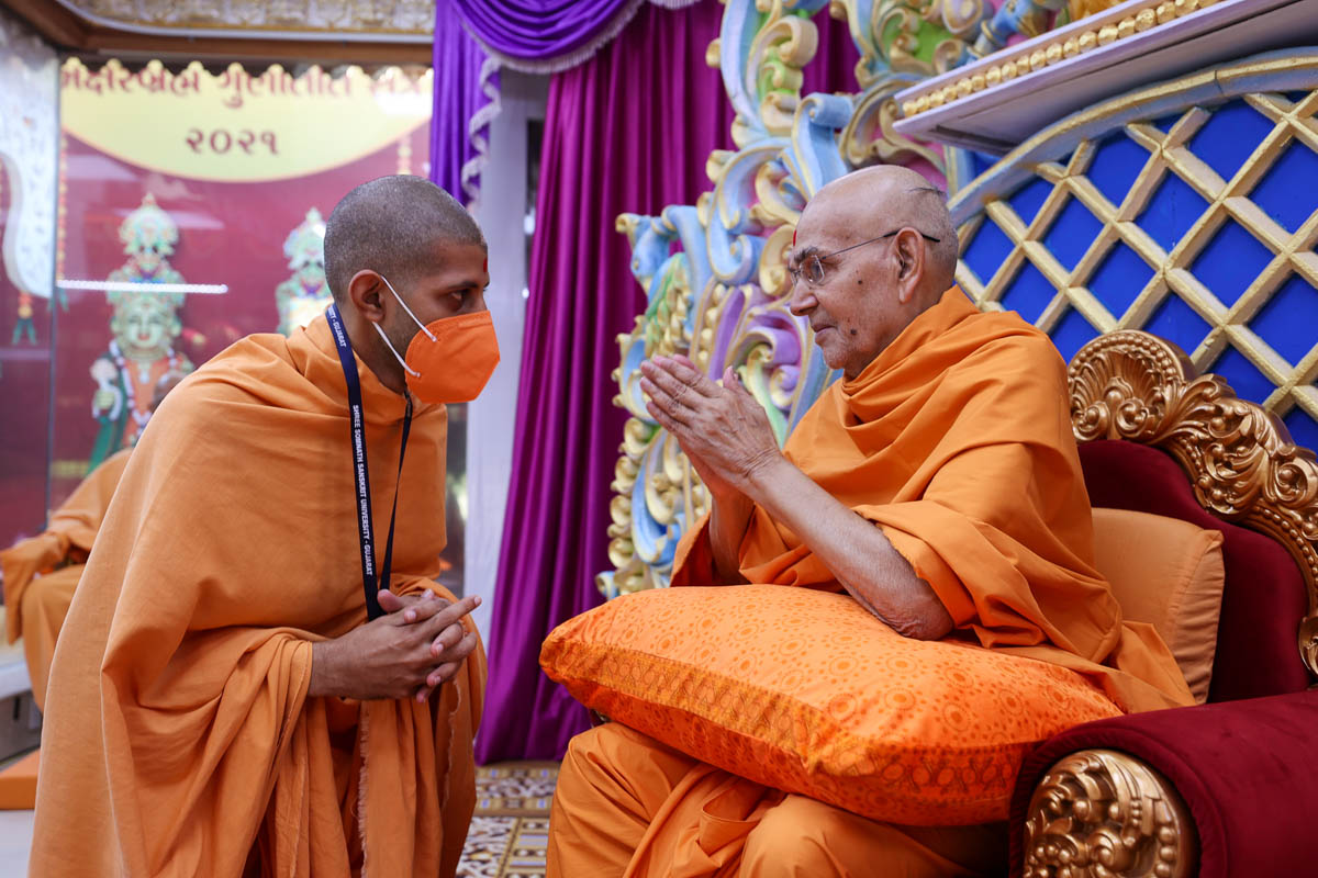 Swamishri blesses Dharmasetu Swami for attaining the silver medal in his MA exams from Somnath Sanskrit University