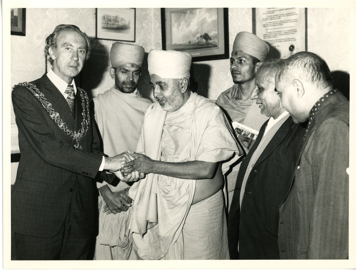 In 1977, Mayor Percy Travis greeted Pramukh Swami Maharaj at Ashton Town Hall during a civic reception 