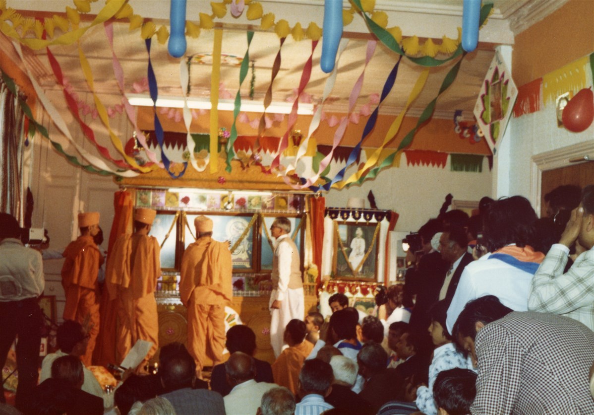 Pramukh Swami Maharaj performed the pratishtha ceremony of the murtis at the house on Cowhill Lane on 16 July 1977