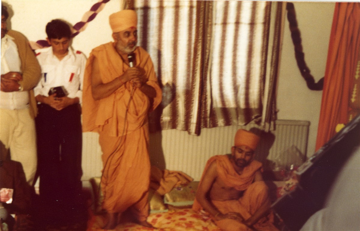 Pramukh Swami Maharaj performed the pratishtha ceremony of the murtis at the house on Cowhill Lane on 16 July 1977