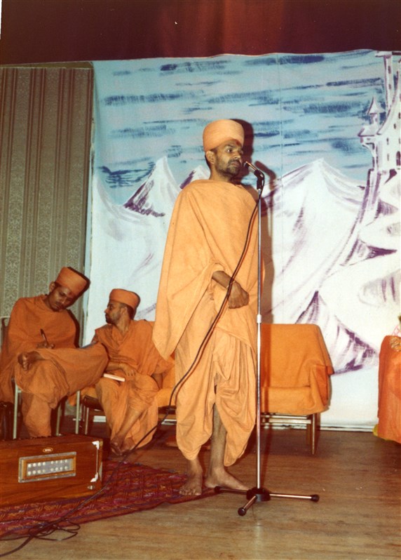 Mahant Swami addressed the assembly after the murti pratishtha in 1977