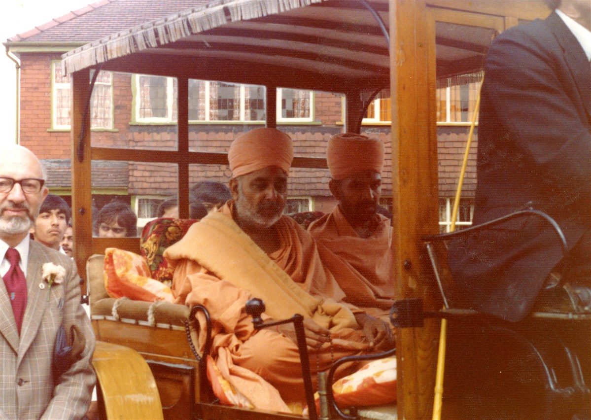 On the occasion of the murti pratishtha festival, Pramukh Swami Maharaj, accompanied by Mahant Swami, was honoured through the town in a horse and carriage procession