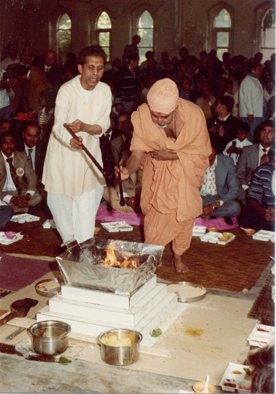 On the occasion of the murti pratishtha festival, Pramukh Swami Maharaj also presided over a Vedic yagna in Ashton-under-Lyne