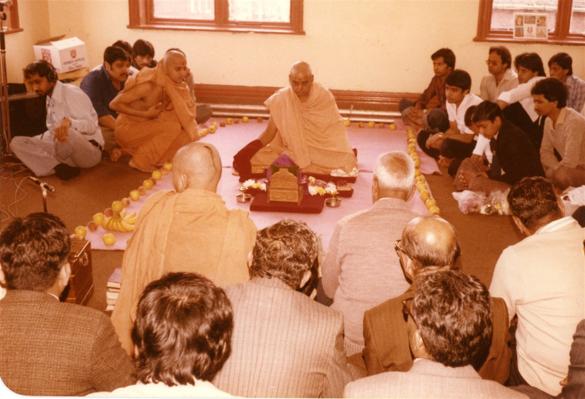 Pramukh Swami Maharaj performing his morning puja in Ashton-under-Lyne, in 1980