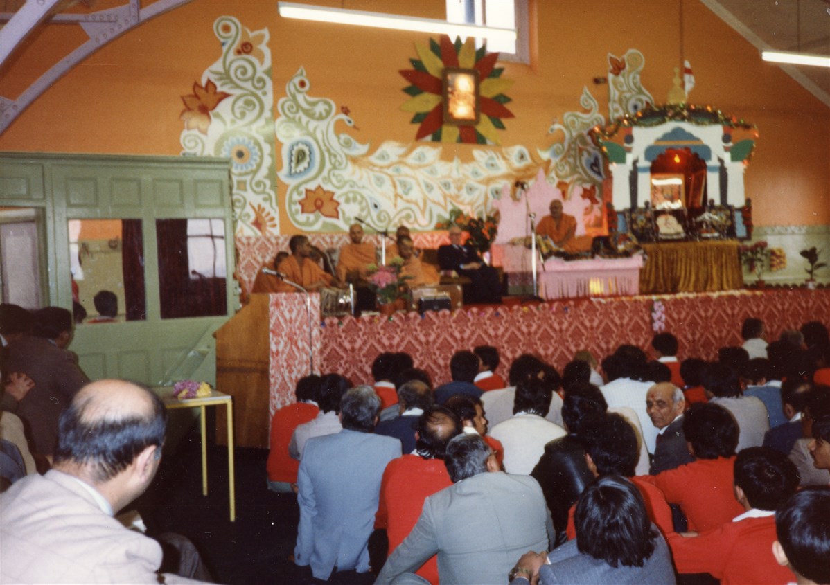 Pramukh Swami Maharaj in a public assembly in 1982