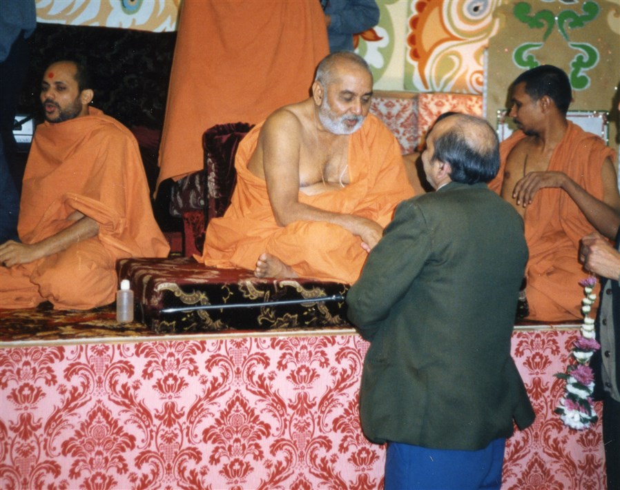 Pramukh Swami Maharaj meeting devotees in Ashton-under-Lyne, in 1988
