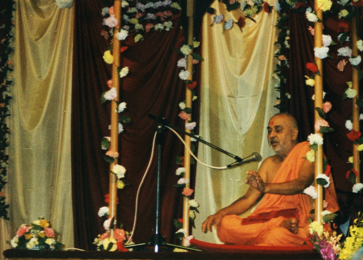 Pramukh Swami Maharaj addressing a public assembly in Ashton-under-Lyne in 1990