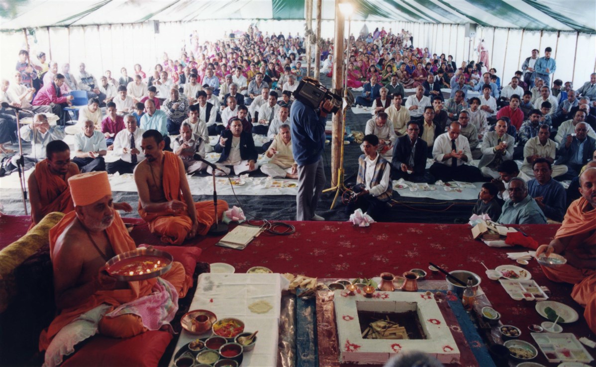 Pramukh Swami Maharaj also performed a Vedic yagna in Ashton-under-Lyne as part of the murti pratishtha mahotsav