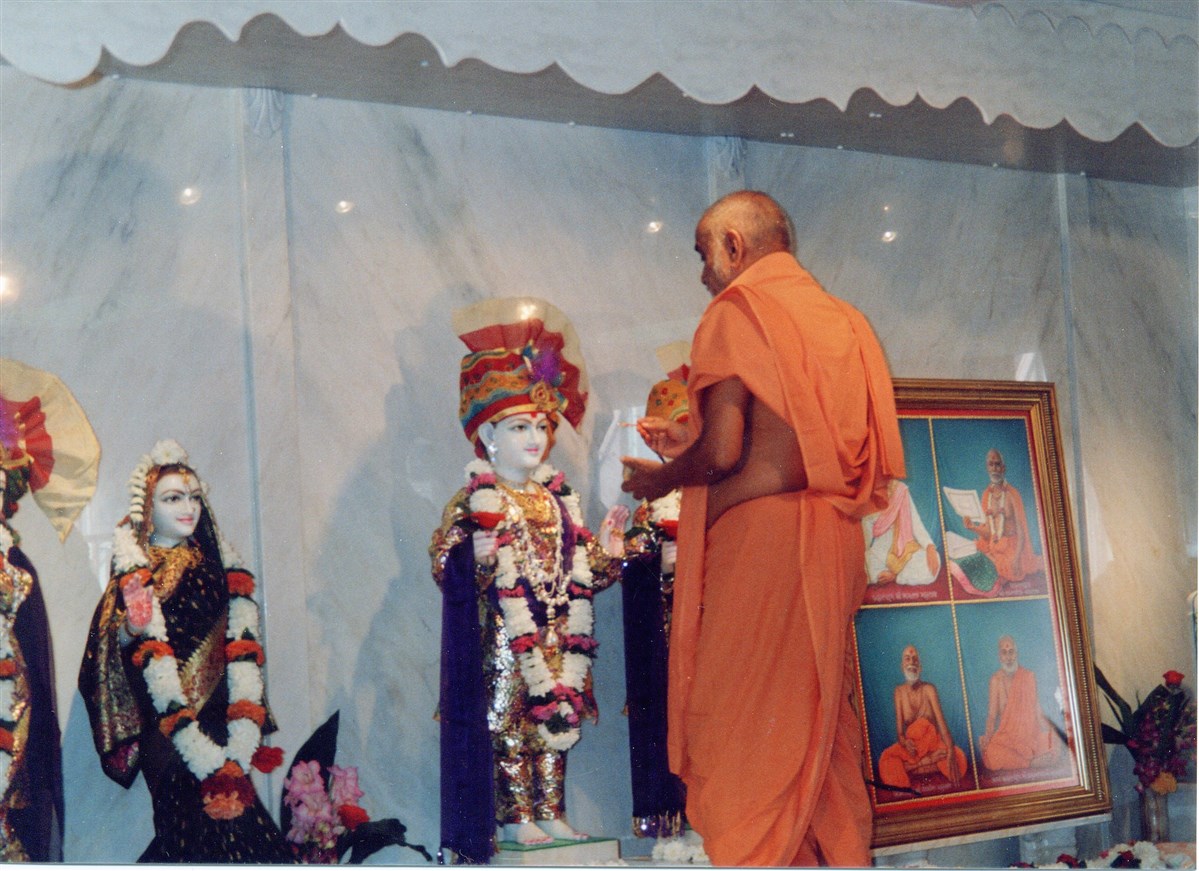 Pramukh Swami Maharaj performed the pratishtha of the new murtis on 14 August 1994
