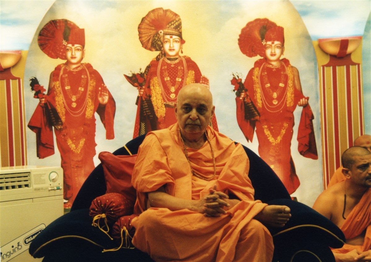 Pramukh Swami Maharaj's ninth and final visit to Ashton-under-Lyne was in 2000