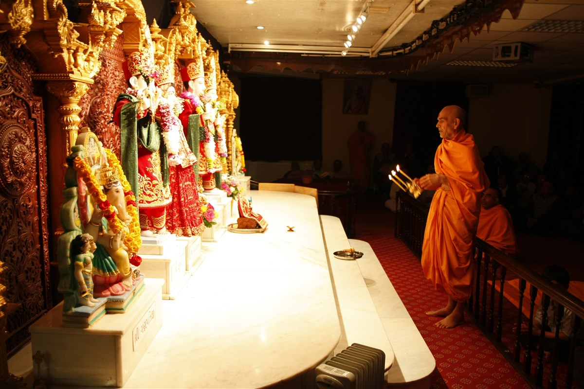 Mahant Swami performed the arti of the murtis during a visit to Ashton-under-Lyne in 2011