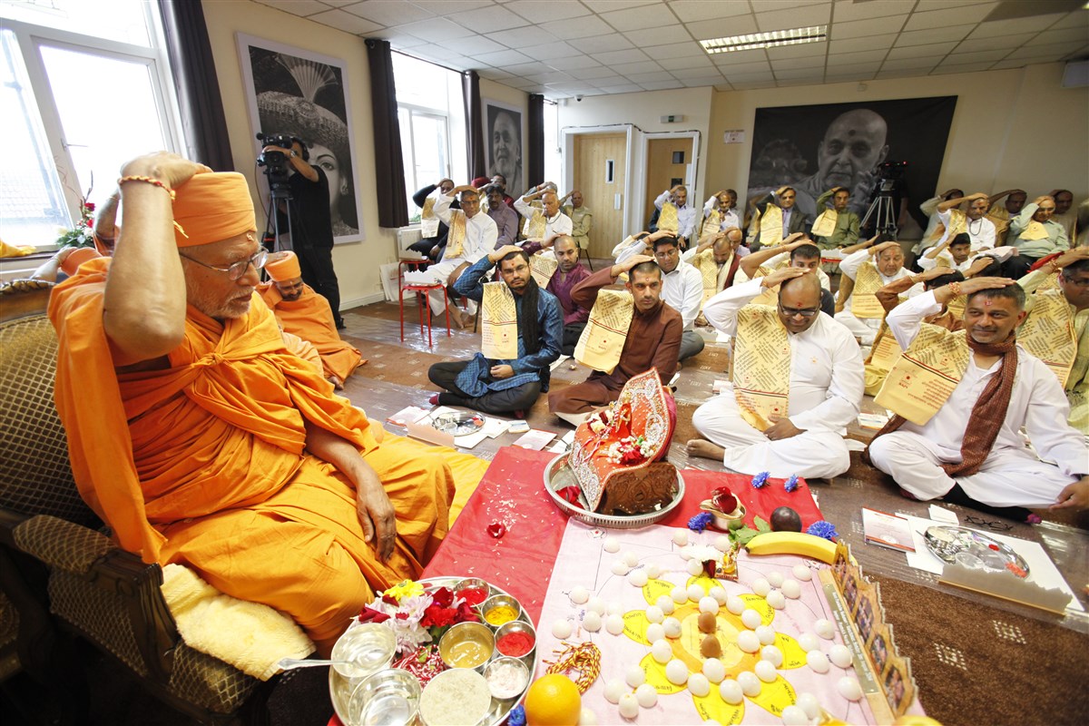 Sadguru Pujya Kothari Swami visited in 2014 and performed the 20th anniversary patotsav ceremony with the devotees