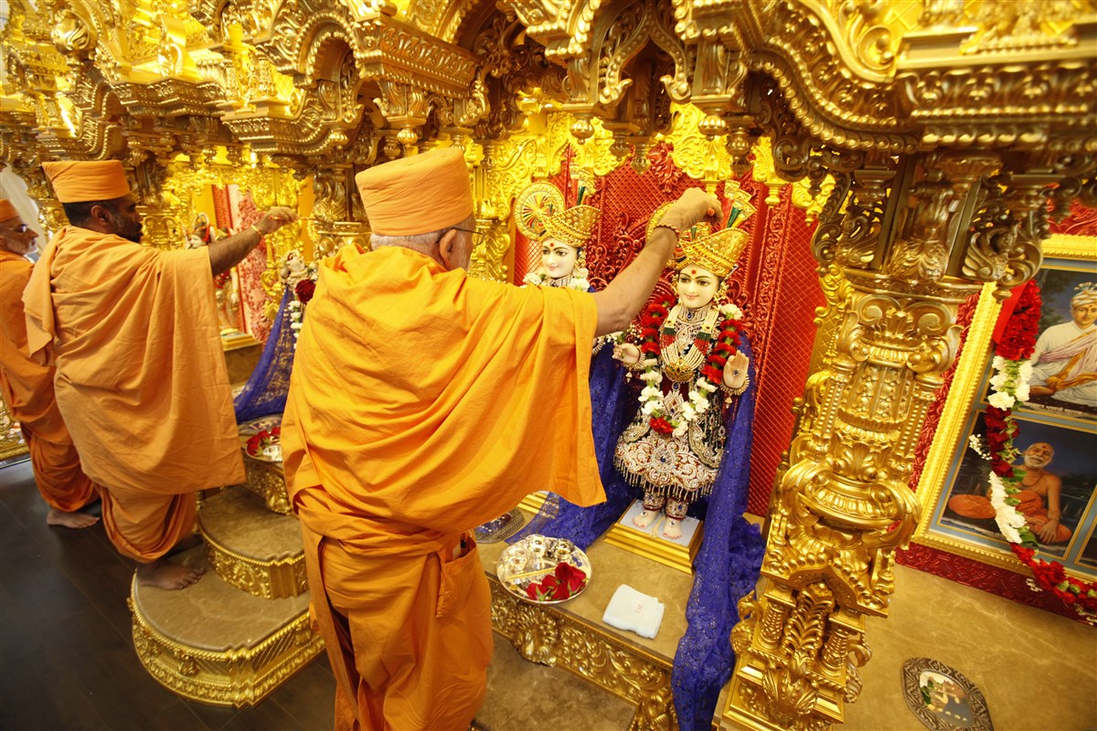 Pujya Kothari Swami performed the ceremony that welcomed the murtis to their new sinhasan on 31 August 2014