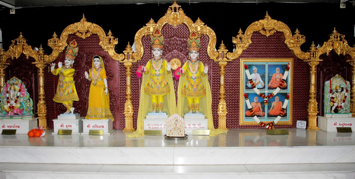 The murtis in the sinhasan, 2014, before they moved to a new sinhasan 
