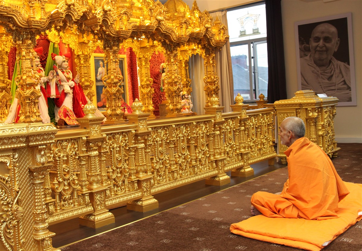 Mahant Swami Maharaj doing darshan of the murtis in their new sinhasan when he visited Ashton-under-Lyne in 2015