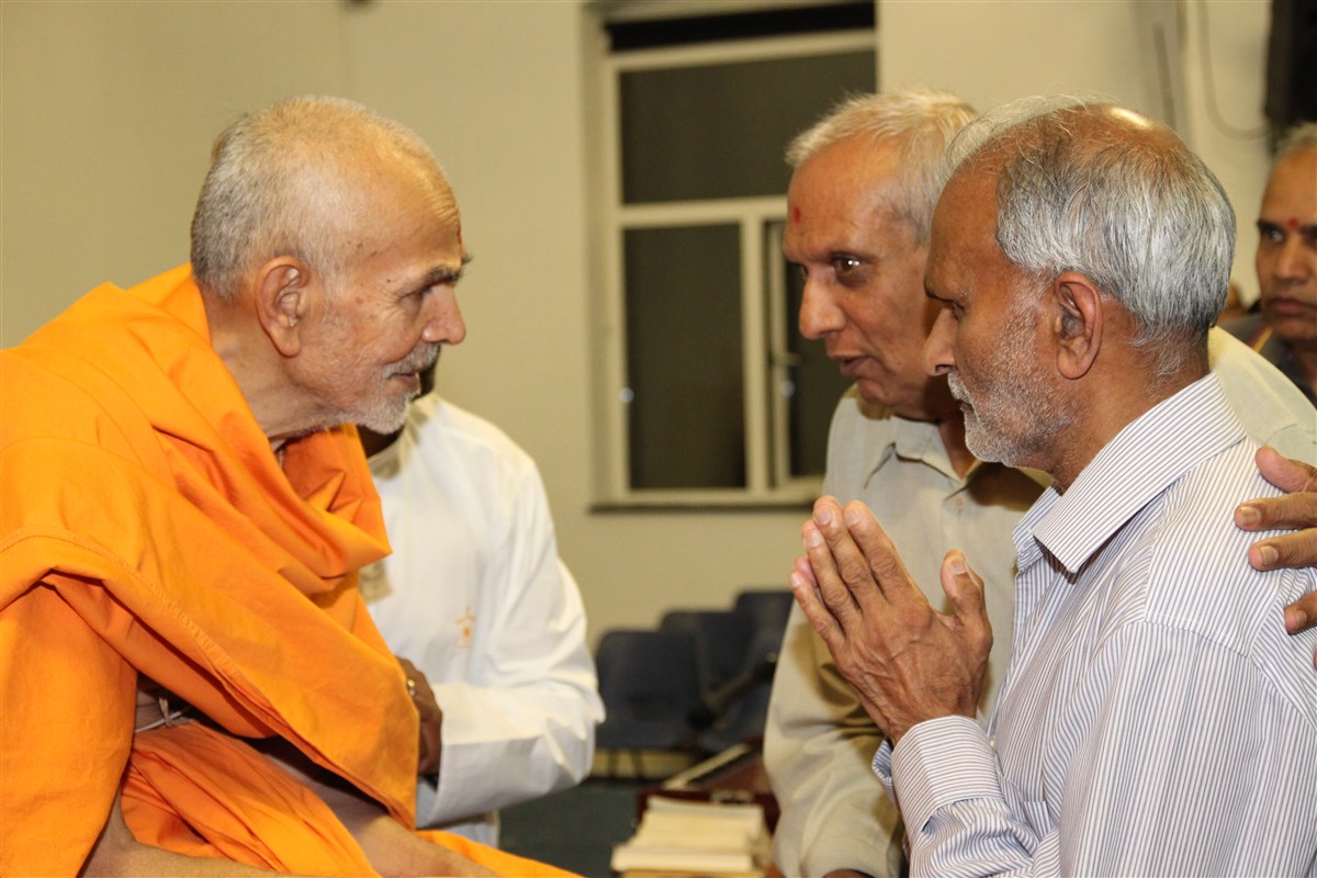 Mahant Swami Maharaj meeting local devotees in 2015