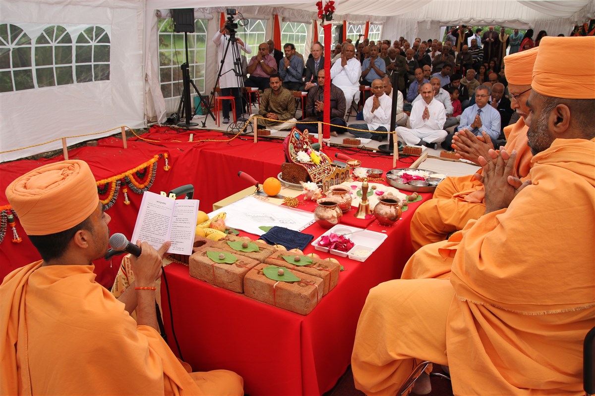 On behalf of Pramukh Swami Maharaj, Sadguru Pujya Bhaktipriyadas Swami (Kothari Swami) performed the ground-breaking ceremony at the new site in Manchester, on 31 August 2016