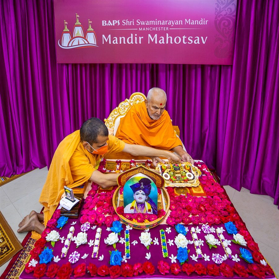Mahant Swami Maharaj inaugurated the Mandir Mahotsav festivities during his morning puja in Sarangpur, India, on 14 October 2021