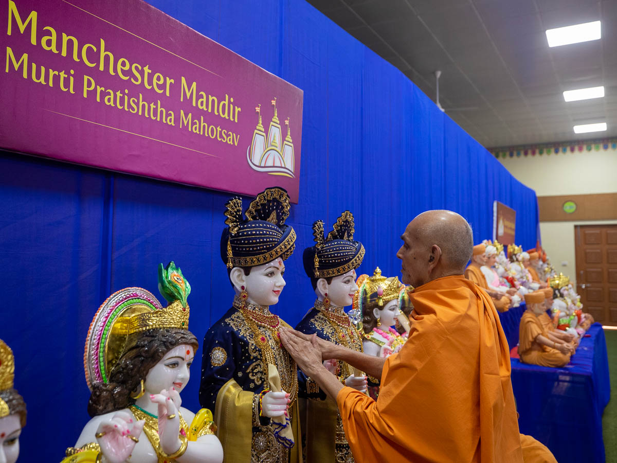 Mahant Swami Maharaj performed the pratishtha ceremony of the murtis for the new mandir, in Nenpur, India, on 31 December 2020 
