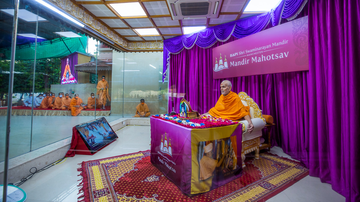 Mahant Swami Maharaj's puja in Sarangpur, 14 October 2021