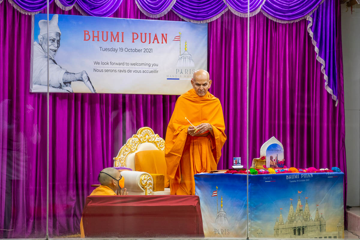 Mahant Swami Maharaj inaugurated the event in Paris by performing the arti in Sarangpur that morning