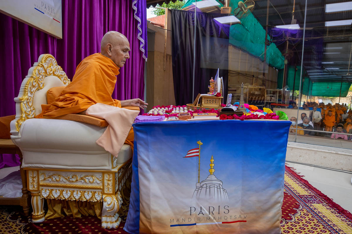 Mahant Swami Maharaj himself had blessed Paris in 2017, when the land for today's ceremony was officially granted by the local authorities
