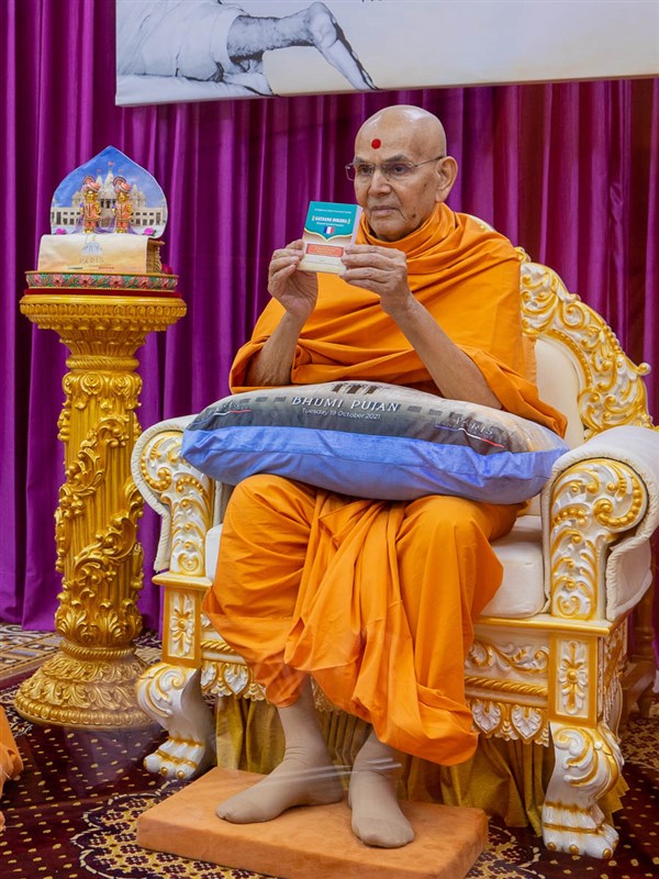 Mahant Swami Maharaj had blessed the new publication in Sarangpur, earlier that same morning