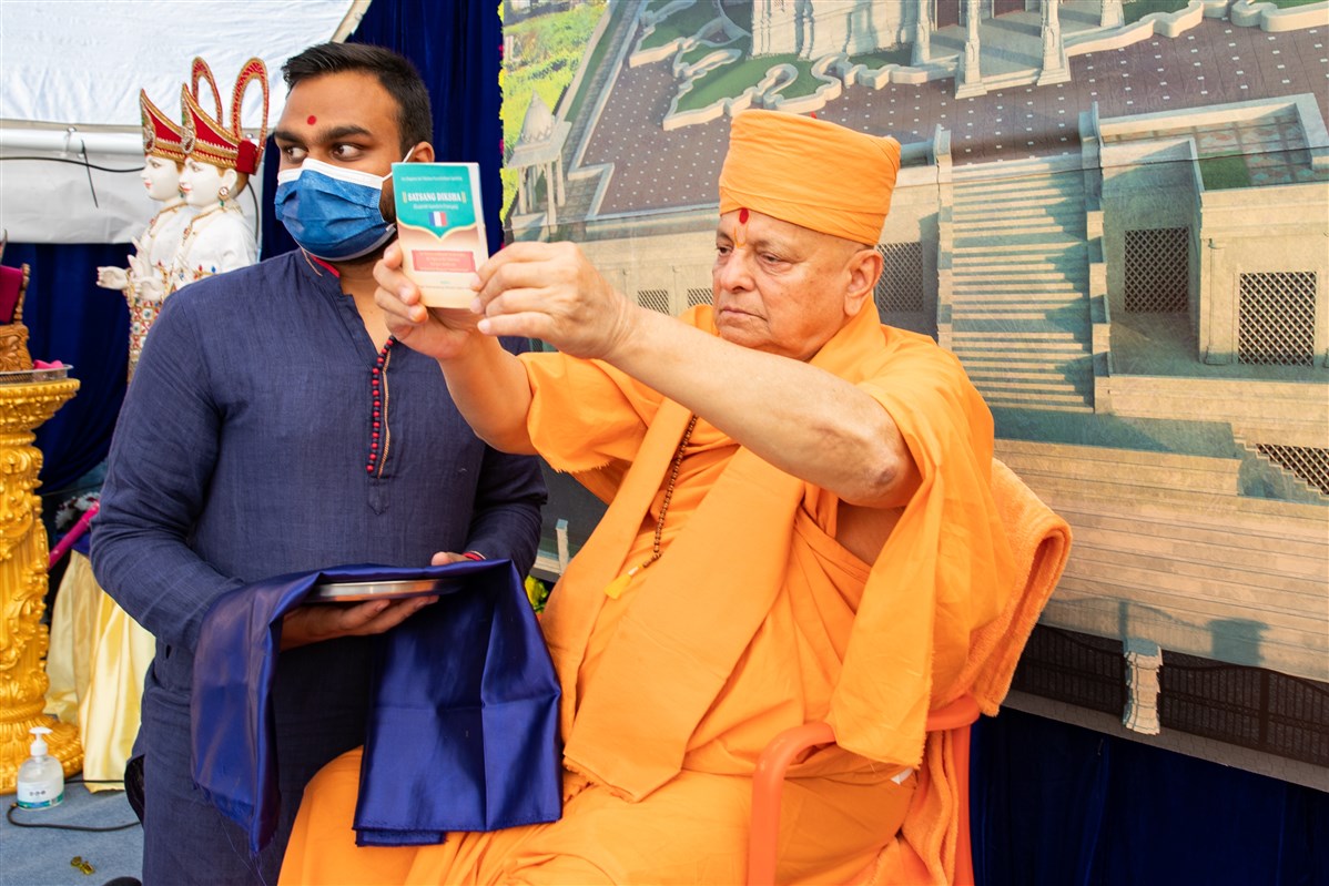 Pujya Ishwarcharandas Swami released ‘Satsang Diksha’ in French