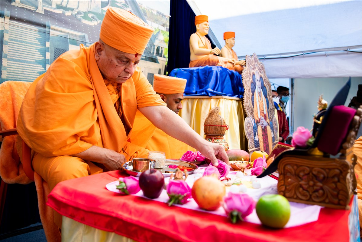 Pujya Ishwarcharandas Swami concluded the mahapuja being performed for the bhumi pujan ceremony