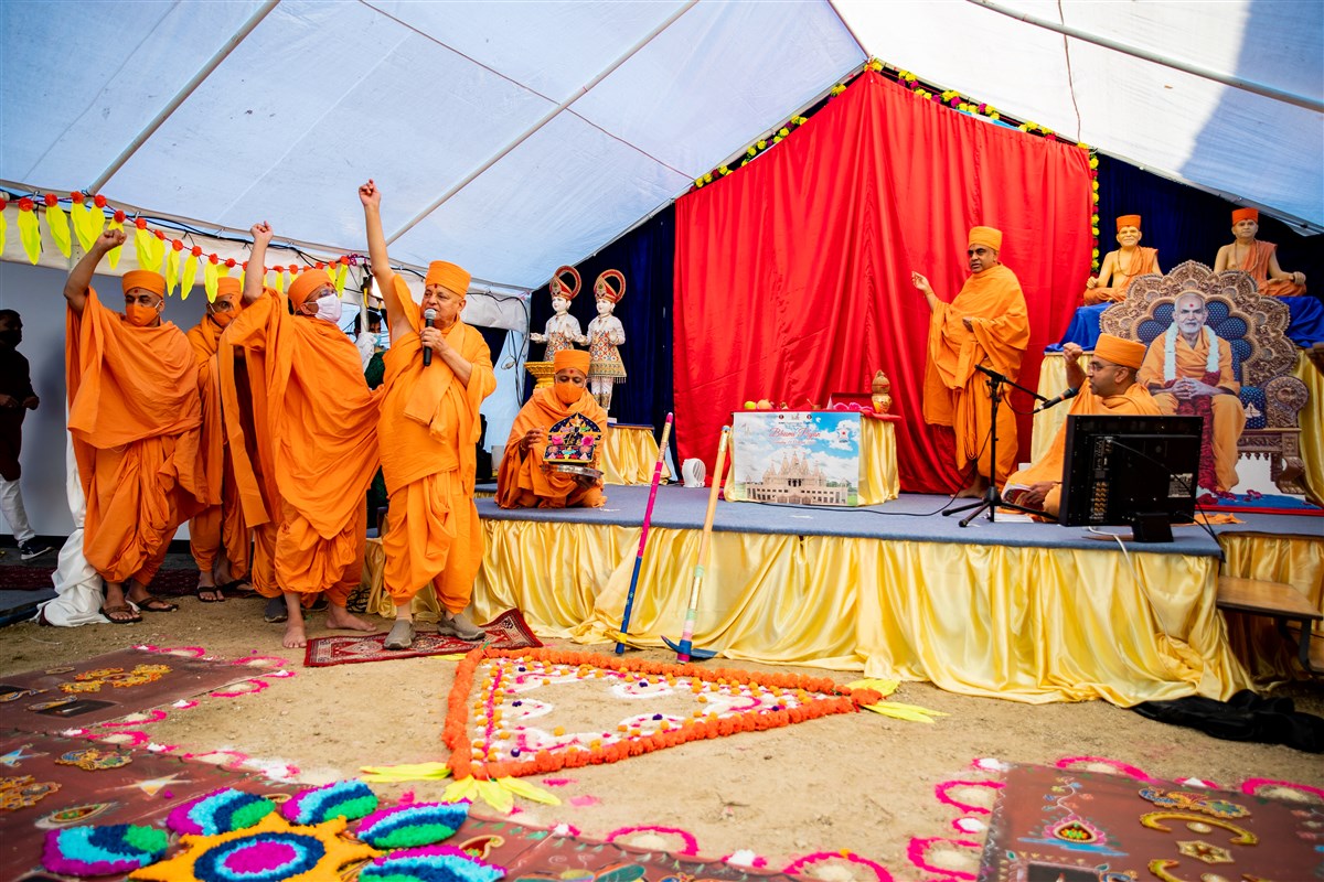 Upon arrival, Sadguru Pujya Ishwarcharandas Swami hailed ‘Paris Mandir Mahotsavni Jay!’ for the first time with the audience