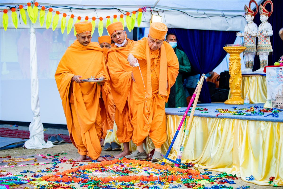 Pujya Ishwarcharandas Swami poured water from the holy rivers of India as well as the Seine onto the land prior to the bhumi pujan ceremony