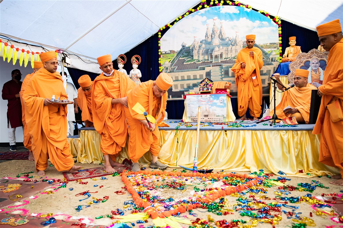 Pujya Ishwarcharandas Swami ceremonially blessed the land himself as swamis chanted Vedic mantras of auspiciousness