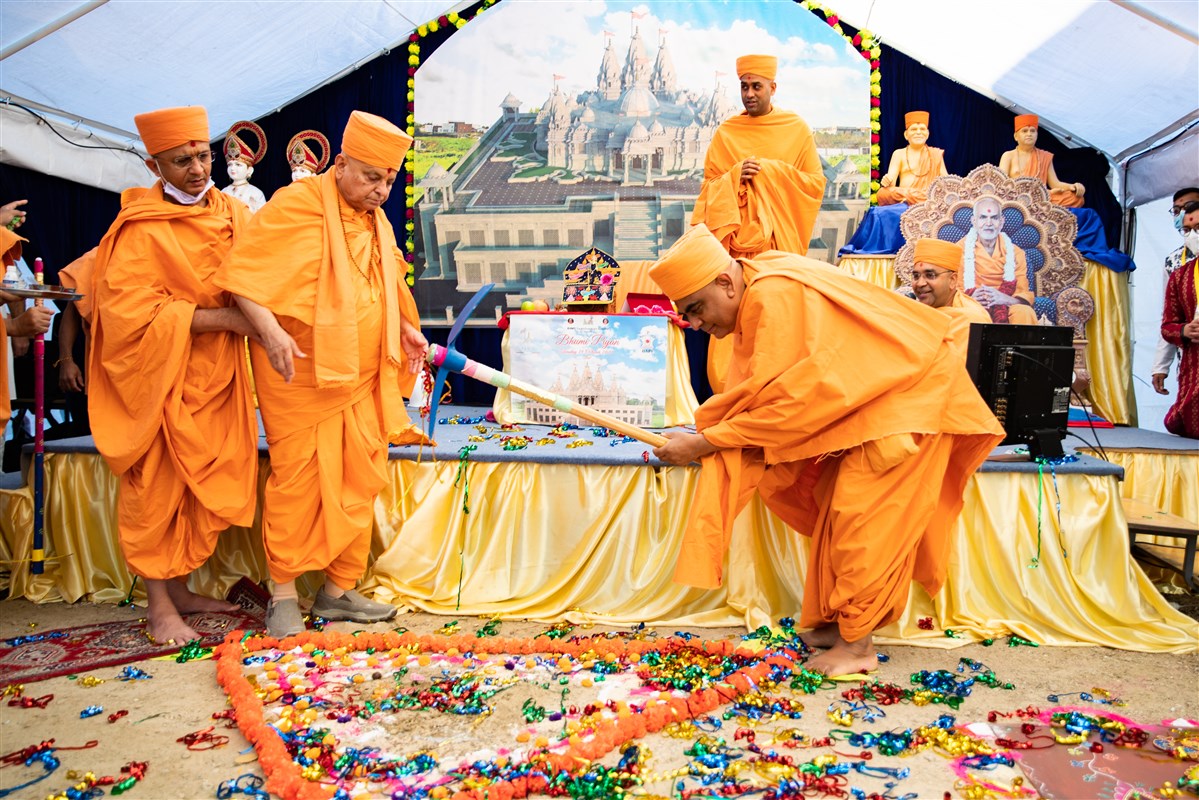 Yogvivekdas Swami, head swami for BAPS in UK and Europe, also participated in the ceremony