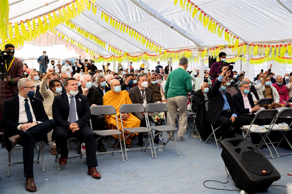 More than 500 devotees from around Europe as well as Parisians of various faiths and backgrounds had gathered to witness this historic occasion, with thousands more watching online