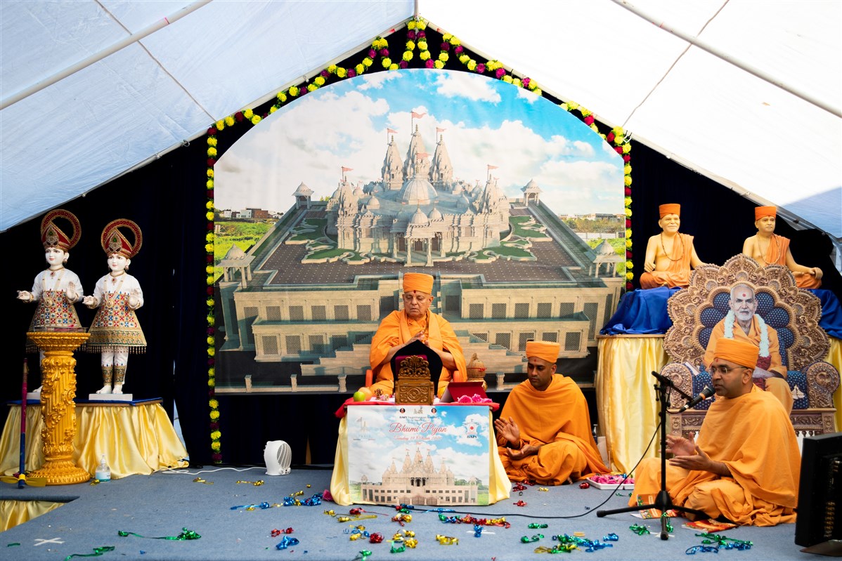 Pujya Ishwarcharandas Swami prayed for the prompt and successful completion of the mandir project as well as for the well-being and happiness of all the people of Paris and France