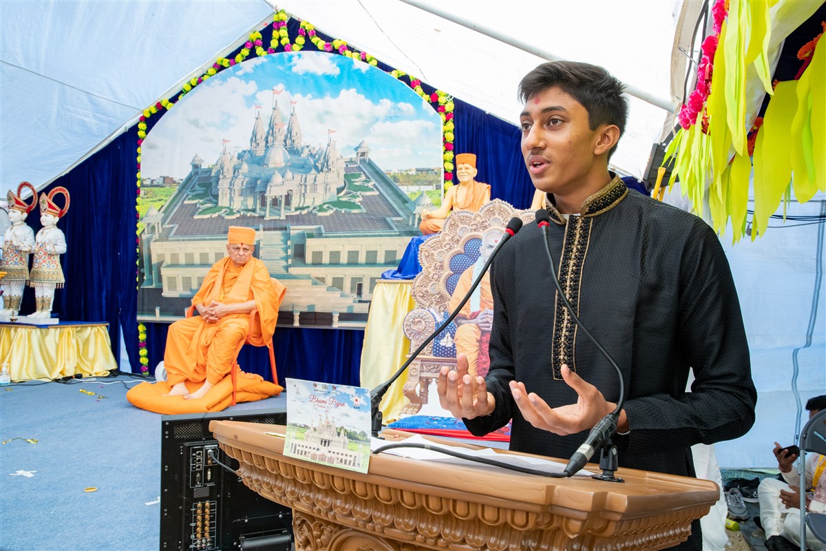 A youth explained in French the religious and cultural significance of mandirs as a place of worship, learning and public service