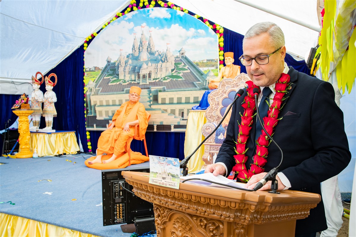 Mayor of Bussy-Saint-Georges, Yann Dubosc, hailed the mandir as a welcome and valuable addition to the multicultural landscape of Paris